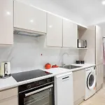 Convenient Apartment In Greenwich By 53 Degrees Property, Ideal For Long Stays, Central Location!