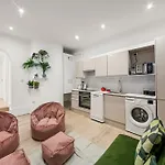 Convenient Apartment In Greenwich By 53 Degrees Property, Ideal For Long Stays, Central Location!