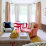 Stylish & Luxury, Just Redecorated Kensington Flat