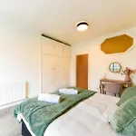 Spacious 2Br, Free Parking & Wifi Near Station