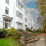 Spacious 2Br, Free Parking & Wifi Near Station