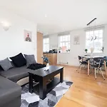 Stylish 2 Bed Apartment In Heart Of Stockwell, Free Wifi 12 Mins To Oxford Circus & Kings Cross