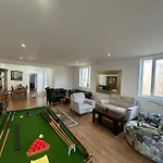 North London A Spacious 7 Bedroom House Accommodating Up To 18 People Complete With Own Gym And Table Tennis