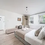 Spacious 2Bed Flat Free Parking And Garden