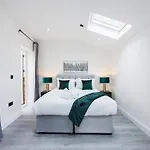 2 Bedroom Ground Floor Apartment In East Dulwich , Leisure Stays , Ideal For Long Stays Weekly & Monthly Offers