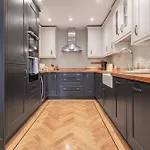 New Luxury 2 Bed 2 Bath Flat E14