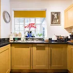 Mayfair 3-Bed 5-Guest Berkeley Square 1729 House