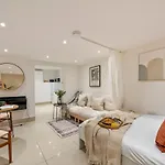 Chic Retreat In Little Venice