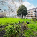 Chic 2 Bedroom Flat Close To South Londons Attractions