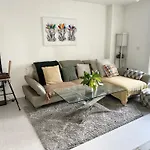 Brixtons Stylish Cove With Balcony