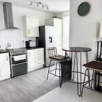 Brixtons Stylish Cove With Balcony