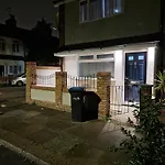 Stylish 2 Bed Home- Short Walk To Tottenham Stadium/Stations