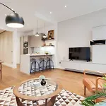 8 Borough Apartments - Modern & Elegant 2-Bed, 2-Bath