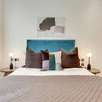 8 Borough Apartments - Modern & Elegant 2-Bed, 2-Bath