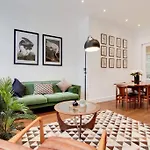 8 Borough Apartments - Modern & Elegant 2-Bed, 2-Bath