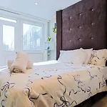 Stylish 1-Bedroom Escape