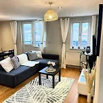 Stylish 1-Bed Flat In Canary Wharf