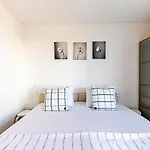 Bright Camden Retreat With Balcony