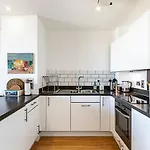 Bright Camden Retreat With Balcony