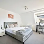 Farringdon Comfortable 3 Bed Apartments
