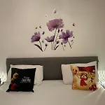 London 2 Bed 2 Bath Apartment Holiday Home - Free Parking - 3Min Walk To The Train Station - 19Min To London Liverpool Street 5Min To Victoria Line 1Gb Broadband Super Fast Internet Ground Floor 100S Of Shops Restaurants Bakeries 24-Hour Asda Superst