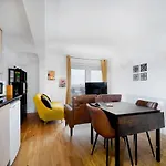 Stylish & Cozy 2-Bedroom Flat With Parking