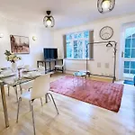 Three Bedroom House Near London Bridge