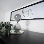 Bright 2-Bed Flat With Skylight Attic Room