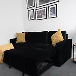 Bright 2-Bed Flat With Skylight Attic Room