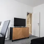 Bright 2-Bed Flat With Skylight Attic Room