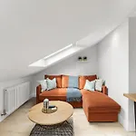 Peaceful Retreat With Balcony - Sleeps 9