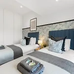 Peaceful Retreat With Balcony - Sleeps 9