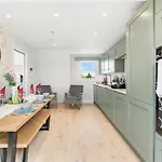 Peaceful Retreat With Balcony - Sleeps 9