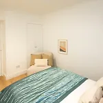 One Bedroom And 2 Bed In South Kensington-Very Lively Area