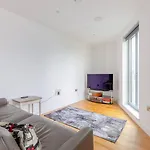 Stylish 2 Bed Flat In Central Battersea With Private Balcony