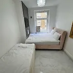 Nice 2 Bedroom Flat On First Floor