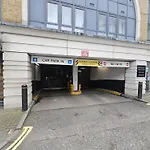 Luxury 3-Bed Apartment With Private Garden En-Suites & Underground Parking Prime Nw6 London Location