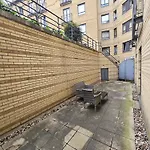 Luxury 3-Bed Apartment With Private Garden En-Suites & Underground Parking Prime Nw6 London Location
