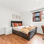 Modern 2 Bed 2 Bath Flat With Balcony Surrey Quays