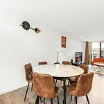 Modern 2 Bed 2 Bath Flat With Balcony Surrey Quays