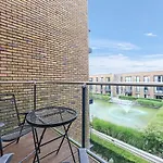Modern 2 Bed 2 Bath Flat With Balcony Surrey Quays