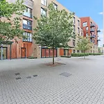 Modern 2 Bed 2 Bath Flat With Balcony Surrey Quays