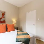 Trendy Spacious 1 Bedroom Flat