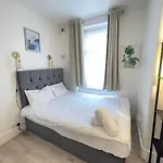 2 Bedroom Flat Ground Floor Miles