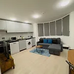 1 Bedroom Sleeps 4 In Golder Green Nw11 London