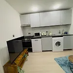 1 Bedroom Sleeps 4 In Golder Green Nw11 London