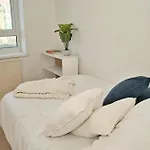 Stunning 4 Bedroom Apartment In Swiss Cottage Sleeps 10