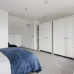 Modern 3Br In Central London, Huge Terrace & Sleeps 10