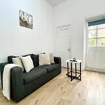 A Ground Floor One Double Bedroom Flat With Garden