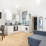 Brilliant 2 Bedrooms Flat Next To The Station
